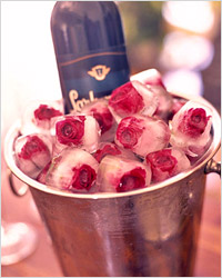 Оригинальный способ подачи шампанским на День Святого Валентина