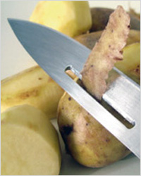 Кухонный нож с прорезью для чистки картофеля