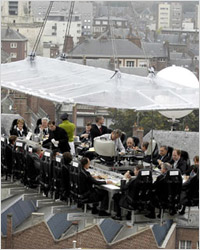 Необычные рестораны Земли - ресторан в небе Dinner in the Sky (Бельгия, Брюссель)