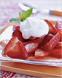 Клубнично-кремовый десерт «Romanoff Strawberries»