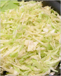 теплый салат из молодой капусты и креветок