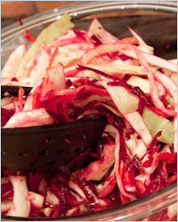 салат «Метла для кишечника» из свежей капусты, моркови и сырой свёклы