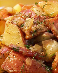 Тёплый салат с грибами, картошкой и беконом