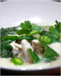 Азиатский куриный суп с мягким сыром