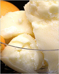 нежное творожное мороженое с апельсиновым сиропом