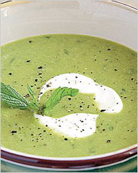 Суп-пюре из зелёного горошка и лука-порея