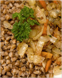Гречка с грибами и шкварками в гречнево-ржаных тарелках – кулинарный рецепт