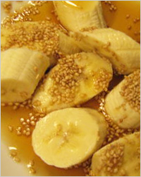 Бананы с мёдом и кунжутом