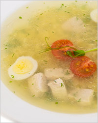 Прозрачный суп с куриной грудкой и овощами