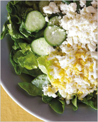 Зелёный салат с сыром и яйцами