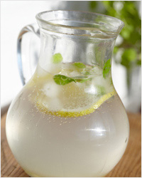 Домашний лимонад с цедрой лимона и мятой