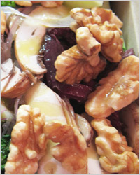 Салат с черносливом, курицей, орехами и грибами