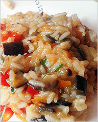 сытный рис с овощами и зеленым горошком