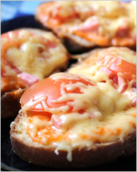 Горячие бутерброды «Пикантные» с салями, сыром и помидорами