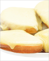 Горячие бутерброды с сыром и молоком