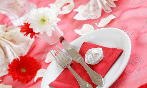 Сервировка стола для романтического ужина - цветы, нежность, любовь