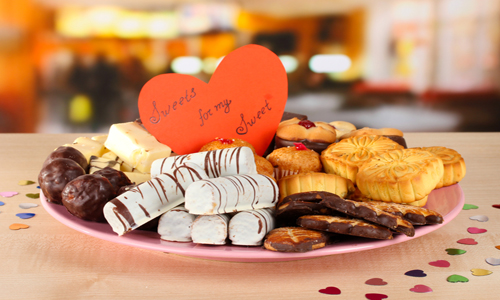 Сервировка стола для романтического ужина -  Печенье, валентинки