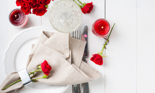 Сервировка стола цветами на 8 Марта, красные розы, сервировка стола