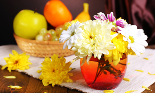 Цветы с фруктами на столе
