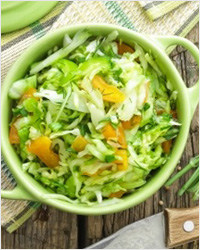 Овощной салат из свежей капусты с зелёным огурцом «Весенний»