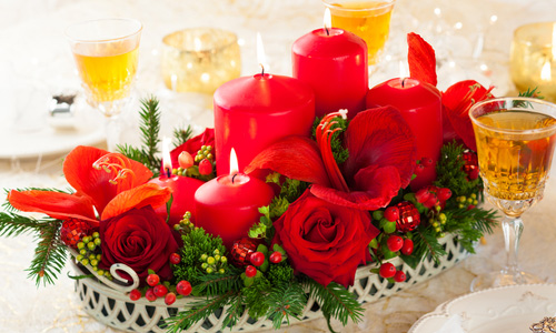 Украшение новогоднего стола цветами