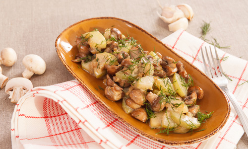 Теплый картофельный салат с грибами