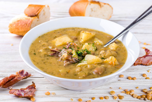 Гороховый суп с копчеными ребрышками и зеленью