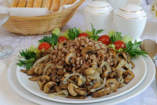 гречка с сушеными грибами и луком