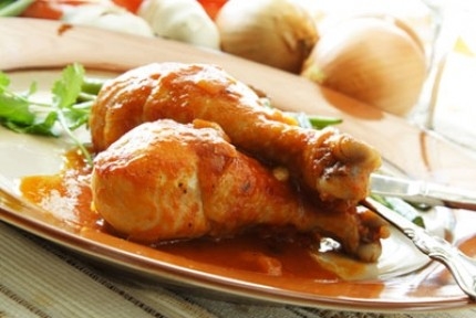 Жареная курица с чесночным соусом в лаваше