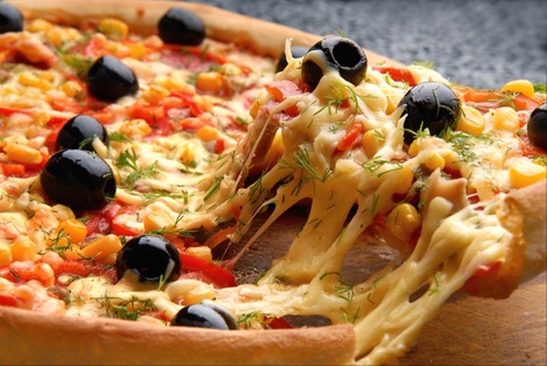 Самые популярные и лучшие рецепты домашней пиццы.