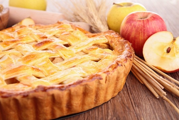 Открытый пирог с брусникой и яблоками