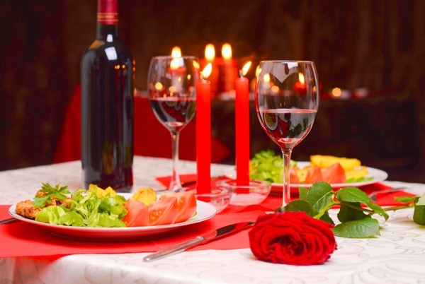Стол для романтического ужина на двоих в домашних условиях