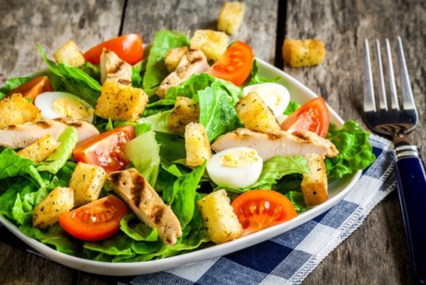 Как приготовить и чем заправить салат «Цезарь» с оливками