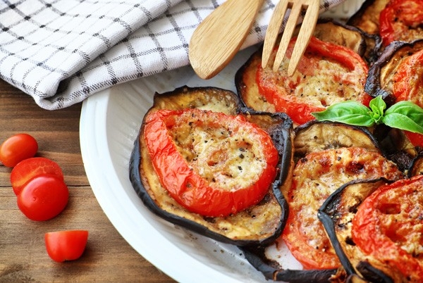 Баклажаны с помидорами и сыром кружочками в духовке