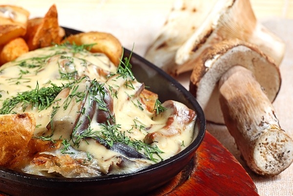 Пирожки с картофелем, грибами и сыром – кулинарный рецепт