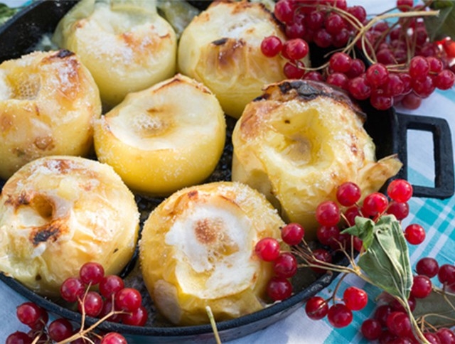 15 рецептов запечённых яблок с орехами, карамелью, сыром и не только