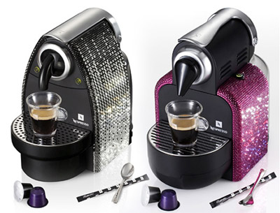 Ограниченное предложение: Nespresso Essenza. Вот оно – воплощение мечты всех тех, кто не может просто выпить кофе без некоторого гламура! Nespresso предлагает две кофеварки, покрытые кристаллами Swarovski черно и розового цветов.