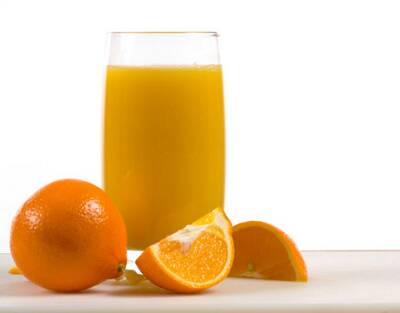 Промышленный апельсиновый сок тоже богат витамином С