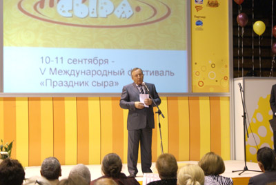 Открыл праздник губернатор Алтайского края Карлин Александр Богданович  - V Международный фестиваль «Праздник сыра», г. Барнаул, 10-11 сентября 2010