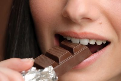 Шоколад бережет женщин от инсульта