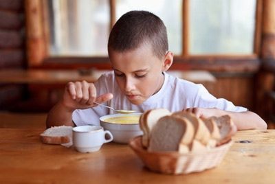 Дети растут здоровыми, если кушают дома с семьей