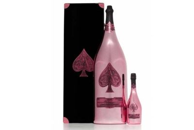 Выпущена самая большая в мире бутылка розового шампанского