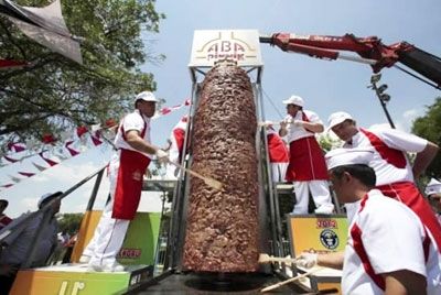 В Турции приготовили крупнейший кебаб в мире