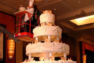Самый большой в мире свадебный торт весом 6,7 тонн
