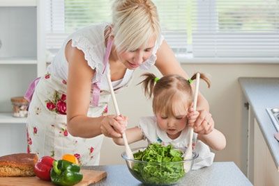 Дети, которые помогают родителям готовить, выбирают здоровое питание