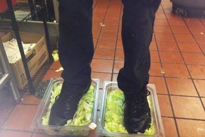 Скандал вокруг растоптанного салата-латук в одном из Burger King ресторанов