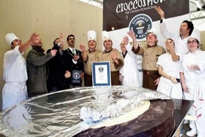 Когда дело доходит до новогодних и рождественских подарков, большое затруднение вызывает преподнесение сюрприза тому, у кого уже все есть. Но если вы располагаете достаточными финансами, то одним из достойных вариантов станет императорская коллекция водки