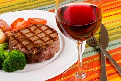 Красное вино снижает вредное воздействие мяса