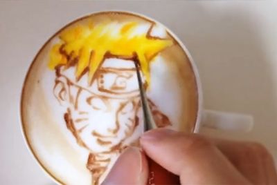 Японская художница рисует персонажей мультфильмов и аниме на латте
