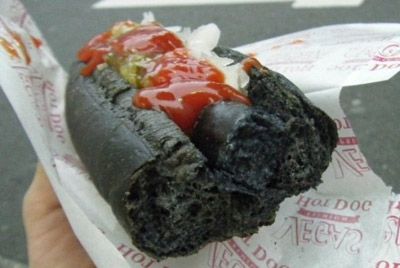 В Японии готовят черные хот-доги